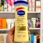 لوسیون بدن وازلین رایحه شیر عسل Dry Skin Repair حجم 400ml - Image 2