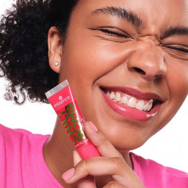 لیپ گلاس حجم دهنده براق اسنس Essence مدل Chili Bomb Shiny Lip gloss رنگ Strawberry Salsa حجم 10ml