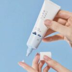 تخفیف ویژه کرم دور چشم مرطوب کننده راند لب Round Lab مدل 1025 Dokdo Eye Cream حجم 30ml