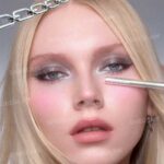 خط چشم نقره ای متالیک YK2 شیگلم Sheglam مدل Silver Strobe Metallic Eyeliner