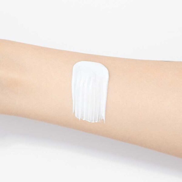 کرم ضد آفتاب روشن‌ کننده و آبرسان SPF50 فارم استی Farm Stay مدل Hyaluronic Acid Water Tox حجم 60g