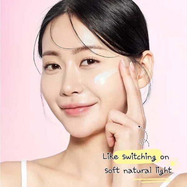 کرم ضد آفتاب روشن‌ کننده و آبرسان SPF50 فارم استی Farm Stay مدل Hyaluronic Acid Water Tox حجم 60g